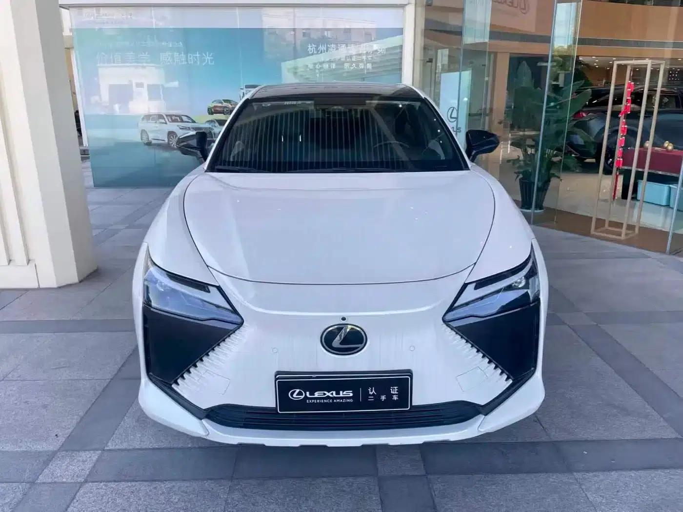 Lexus RZ 2023 450e AWD Premium Edition — миниатюра 2