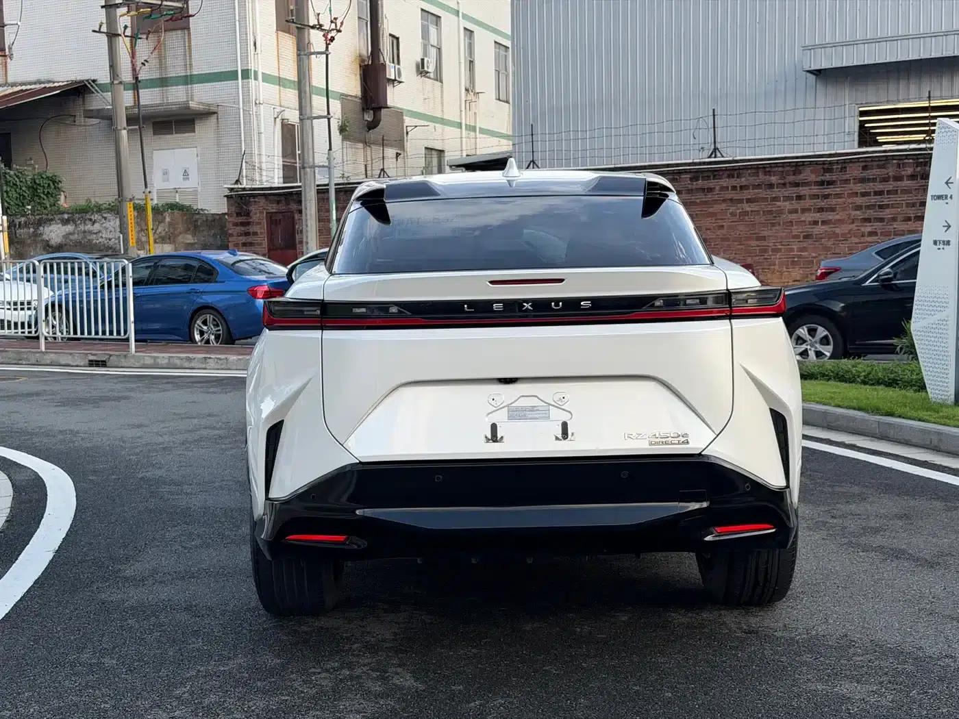 Lexus RZ 2023 450e AWD Premium Edition — миниатюра 11