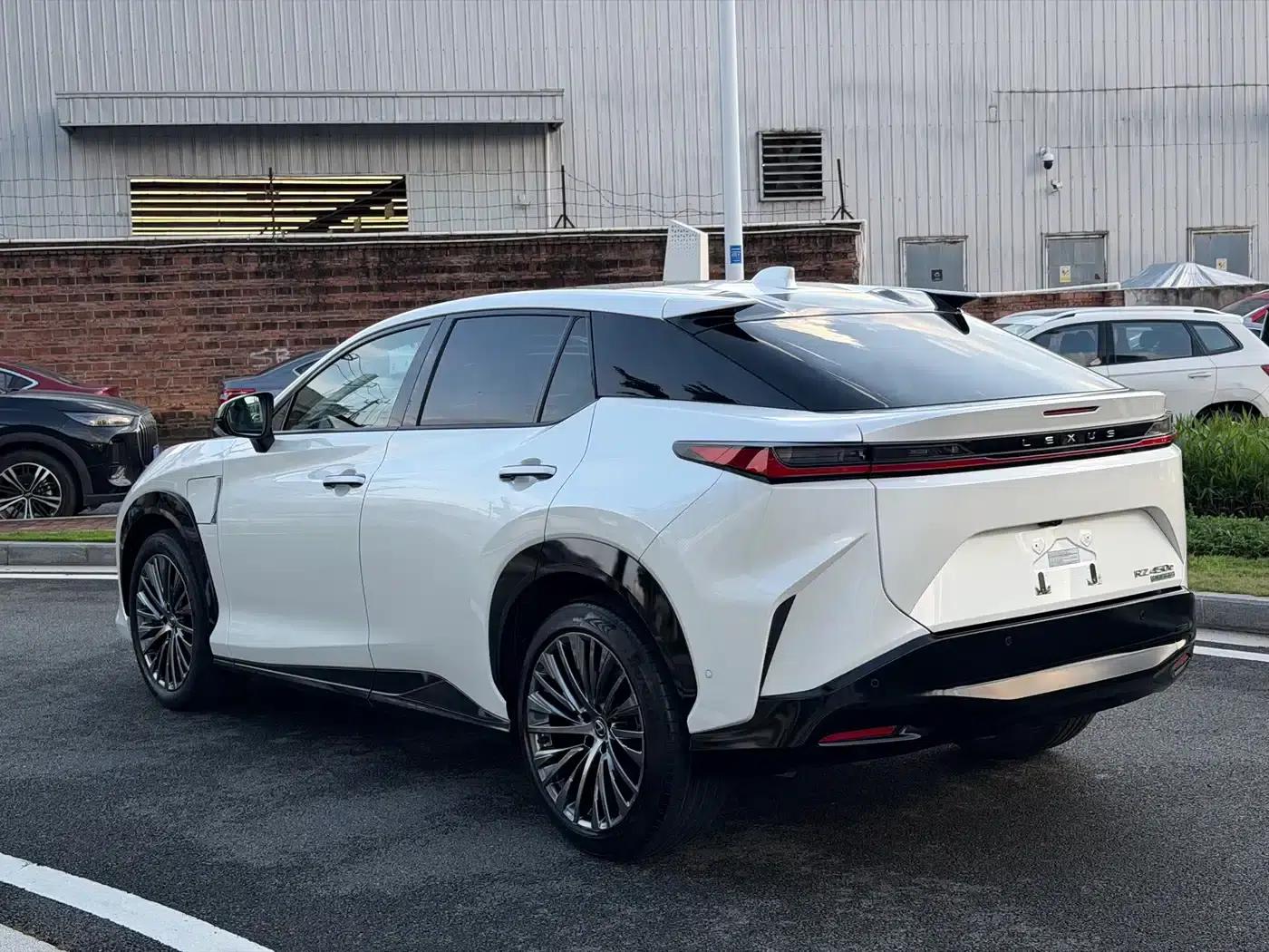 Lexus RZ 2023 450e AWD Premium Edition — миниатюра 12