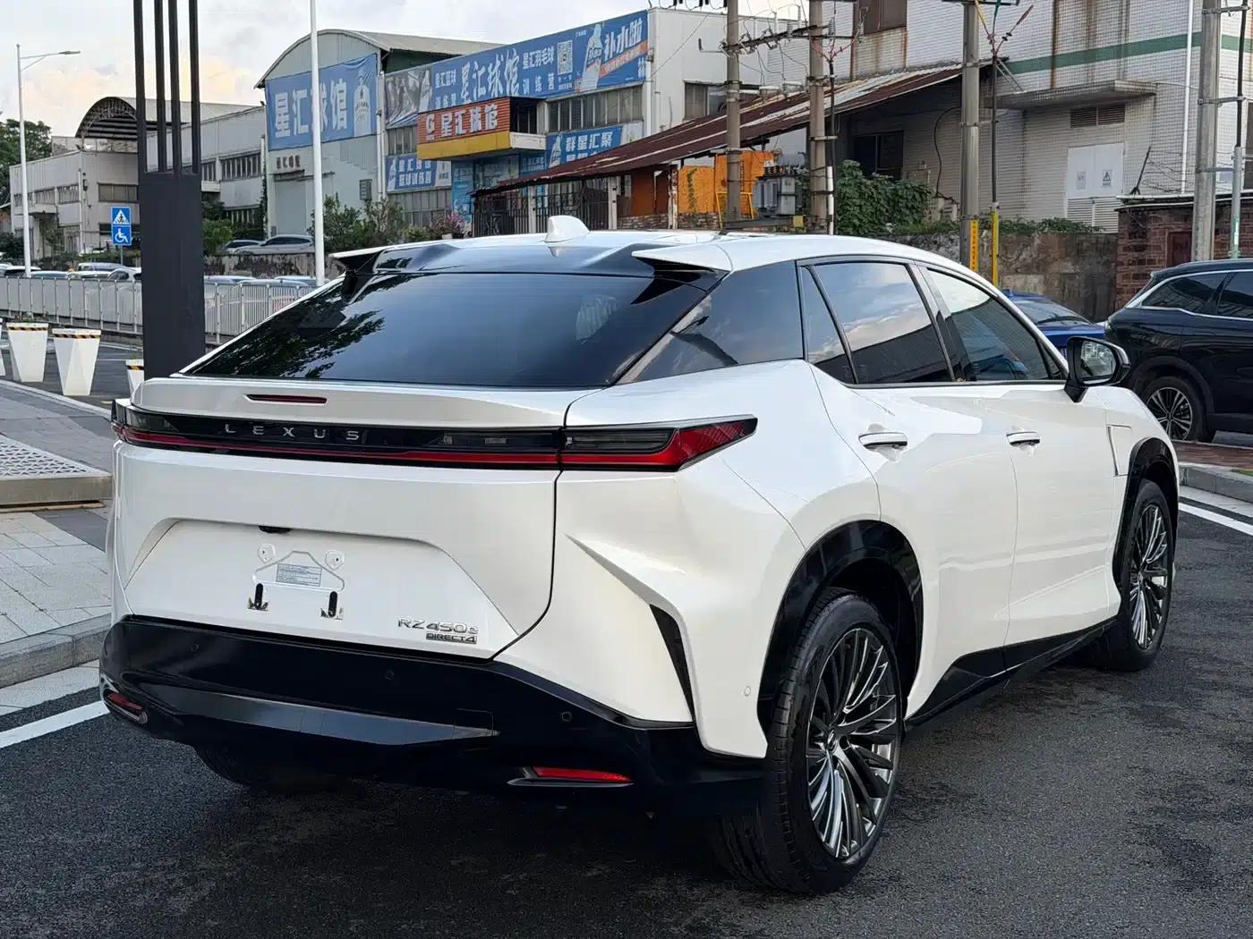 Lexus RZ 2023 450e AWD Premium Edition — миниатюра 13
