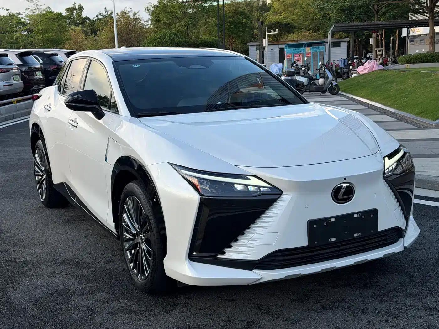 Lexus RZ 2023 450e AWD Premium Edition — миниатюра 3
