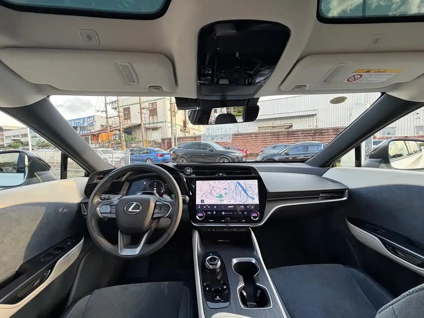Lexus RZ 2023 450e AWD Premium Edition — миниатюра 6