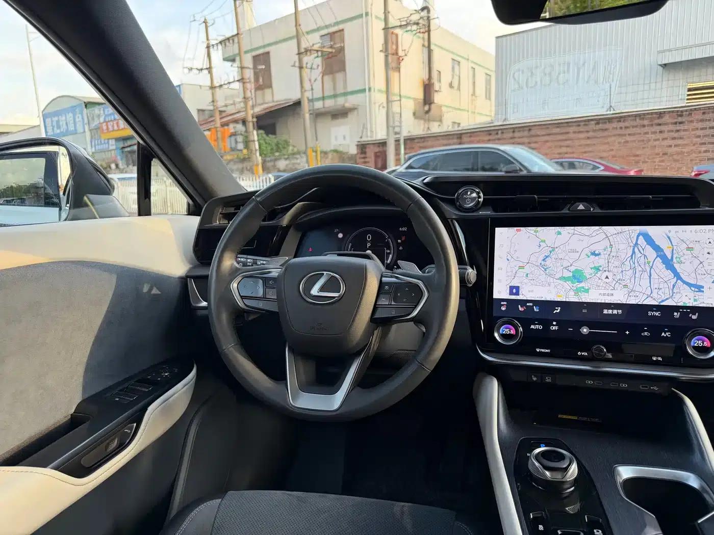 Lexus RZ 2023 450e AWD Premium Edition — миниатюра 7