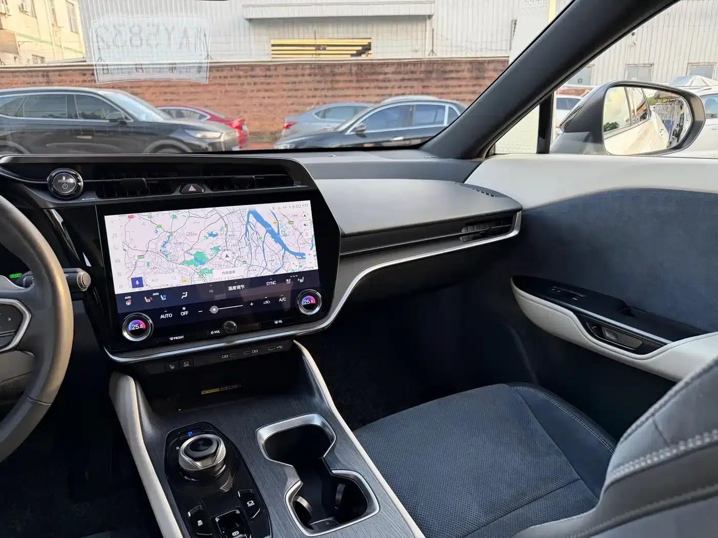 Lexus RZ 2023 450e AWD Premium Edition — миниатюра 8