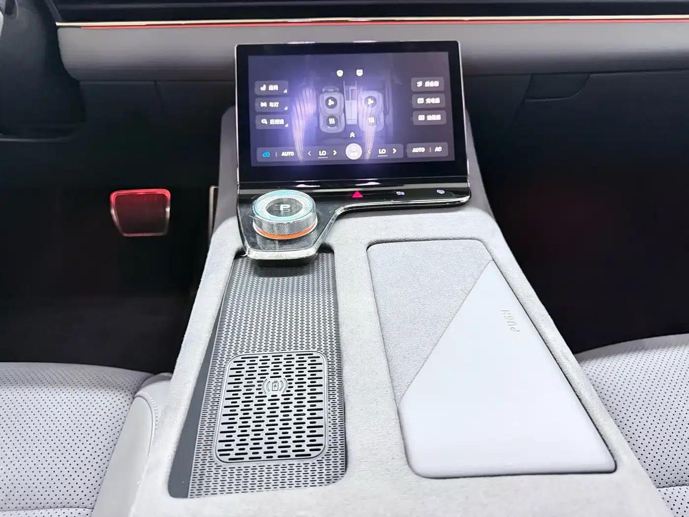 Voyah Chasing the Light 2024 PHEV AWD Long Range Flagship Edition — миниатюра 11