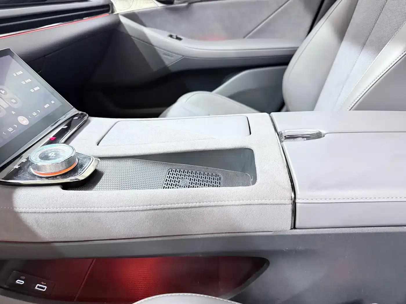 Voyah Chasing the Light 2024 PHEV AWD Long Range Flagship Edition — миниатюра 19