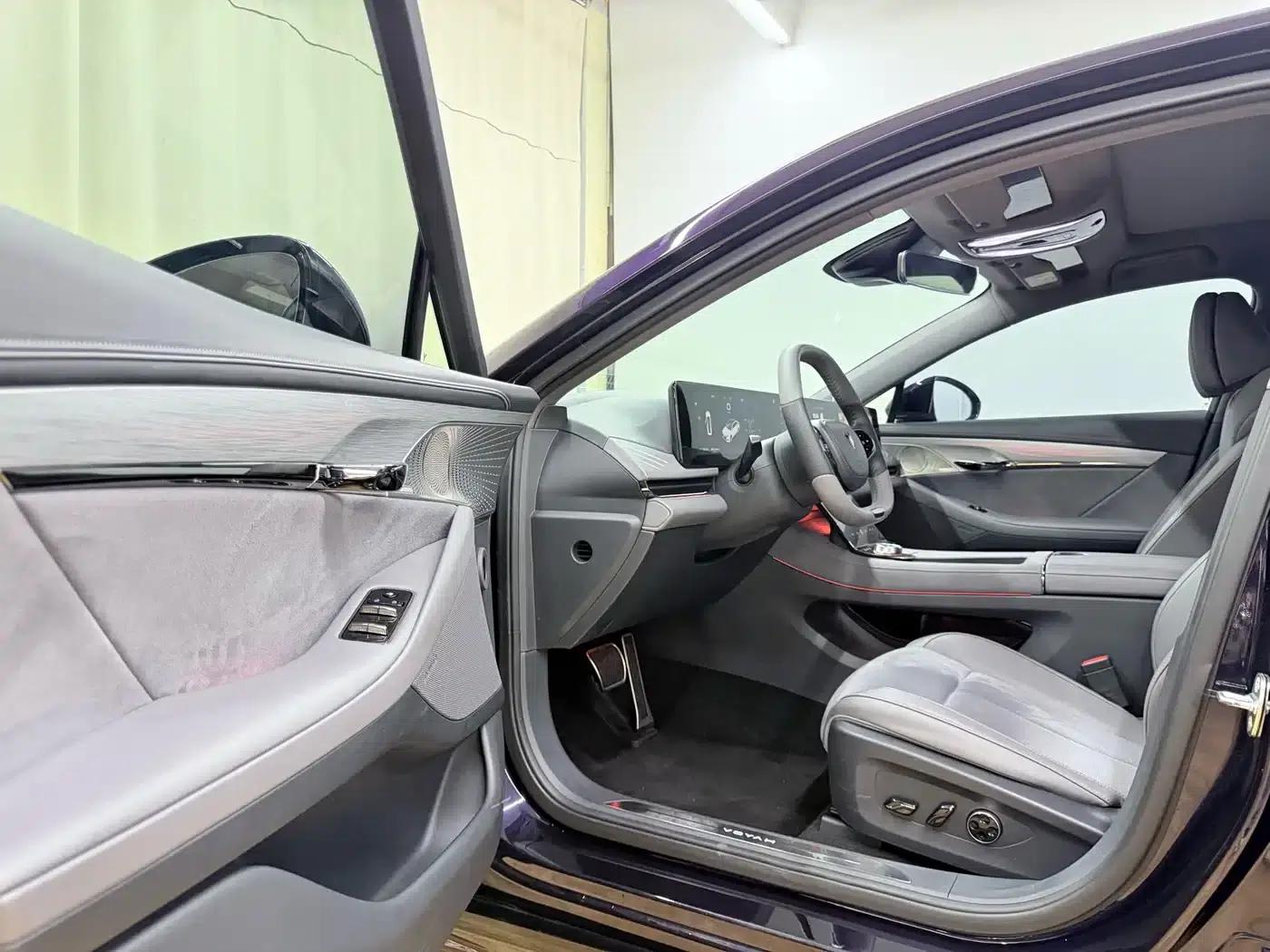 Voyah Chasing the Light 2024 PHEV AWD Long Range Flagship Edition — миниатюра 25