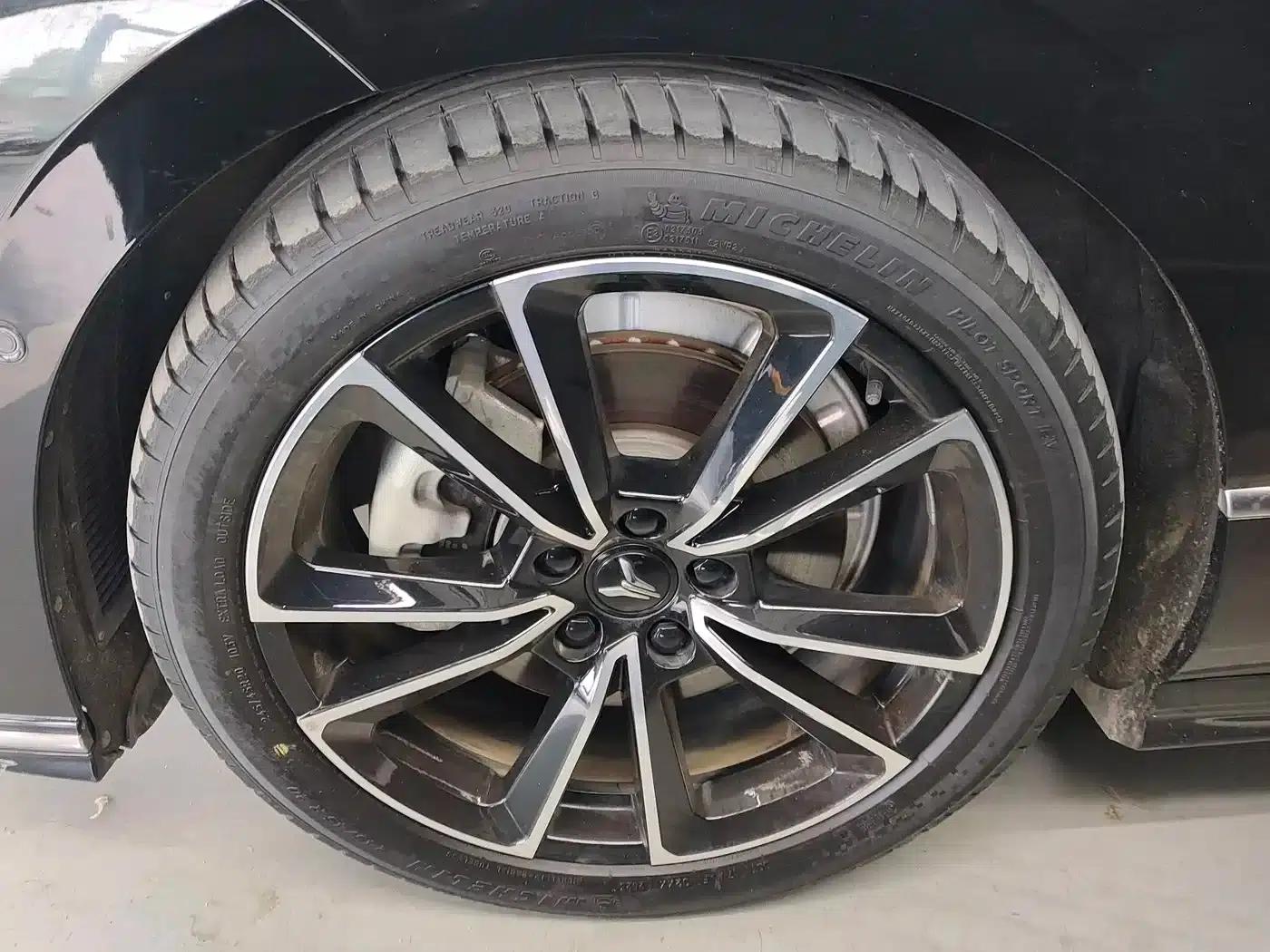 Voyah Chasing the Light 2024 PHEV AWD Long Range Flagship Edition — миниатюра 11