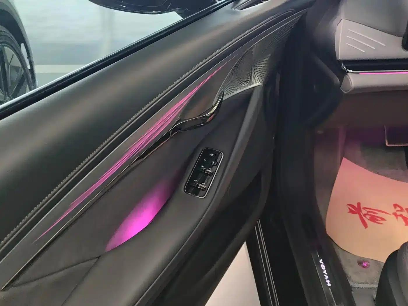 Voyah Chasing the Light 2024 PHEV AWD Long Range Flagship Edition — миниатюра 12