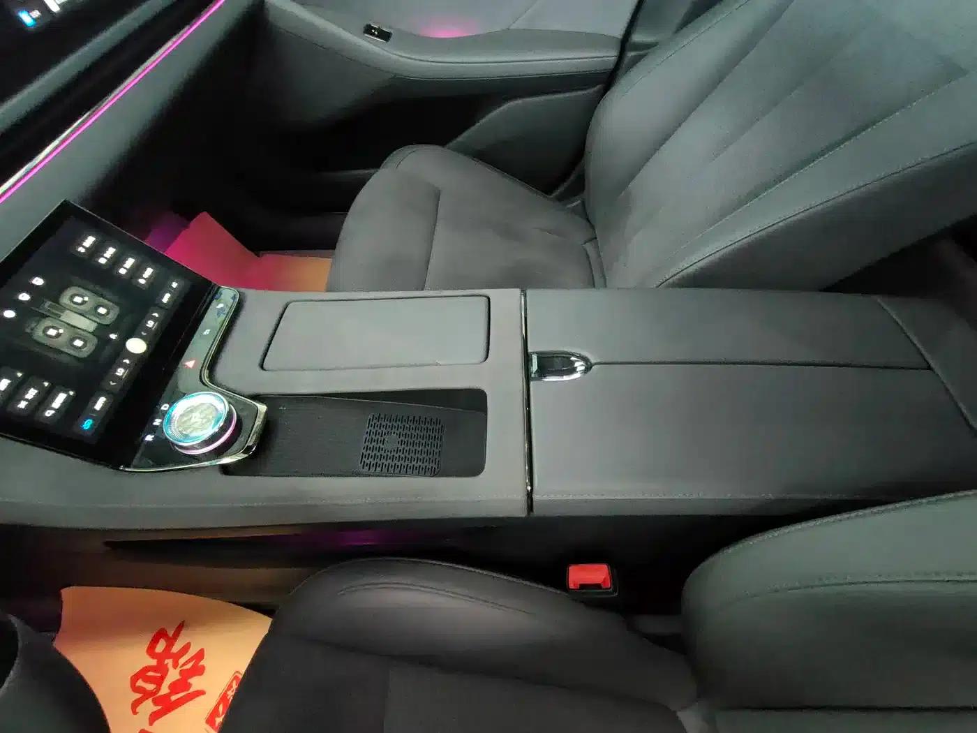 Voyah Chasing the Light 2024 PHEV AWD Long Range Flagship Edition — миниатюра 15