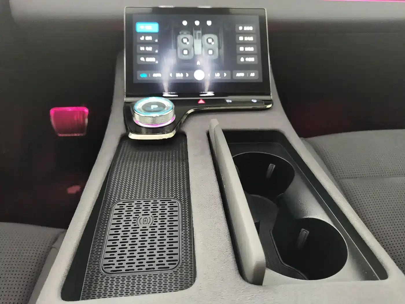Voyah Chasing the Light 2024 PHEV AWD Long Range Flagship Edition — миниатюра 11