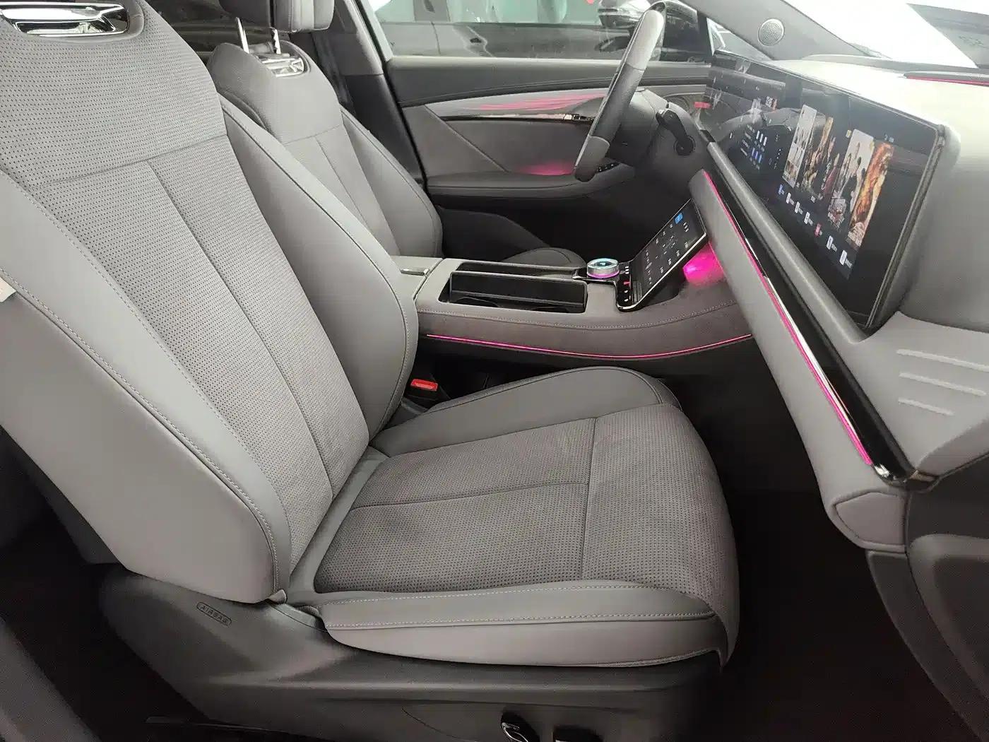 Voyah Chasing the Light 2024 PHEV AWD Long Range Flagship Edition — миниатюра 13