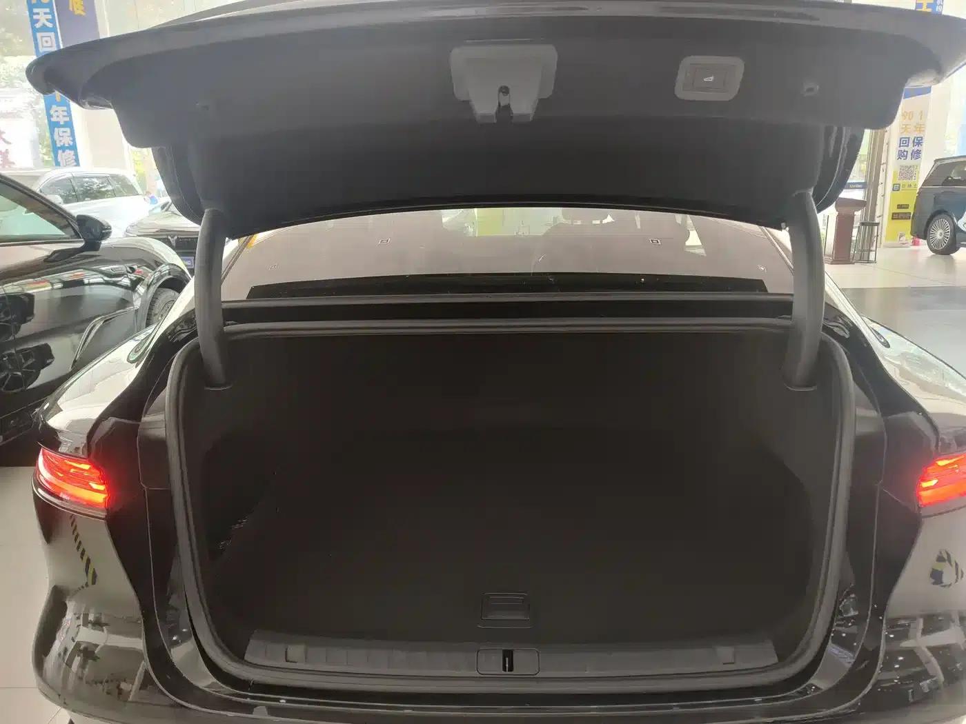 Voyah Chasing the Light 2024 PHEV AWD Long Range Flagship Edition — миниатюра 7