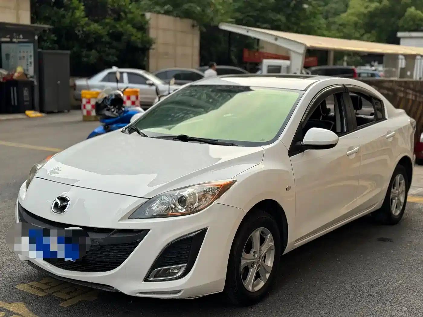 Mazda 3 Axela 2013 Sedan 1.6L Automatic Elite — миниатюра 1