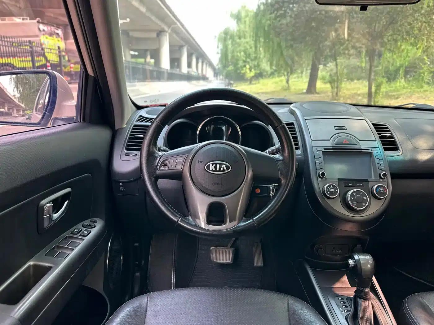 2012 Volkswagen Soul 1.6L AT GLS — миниатюра 10
