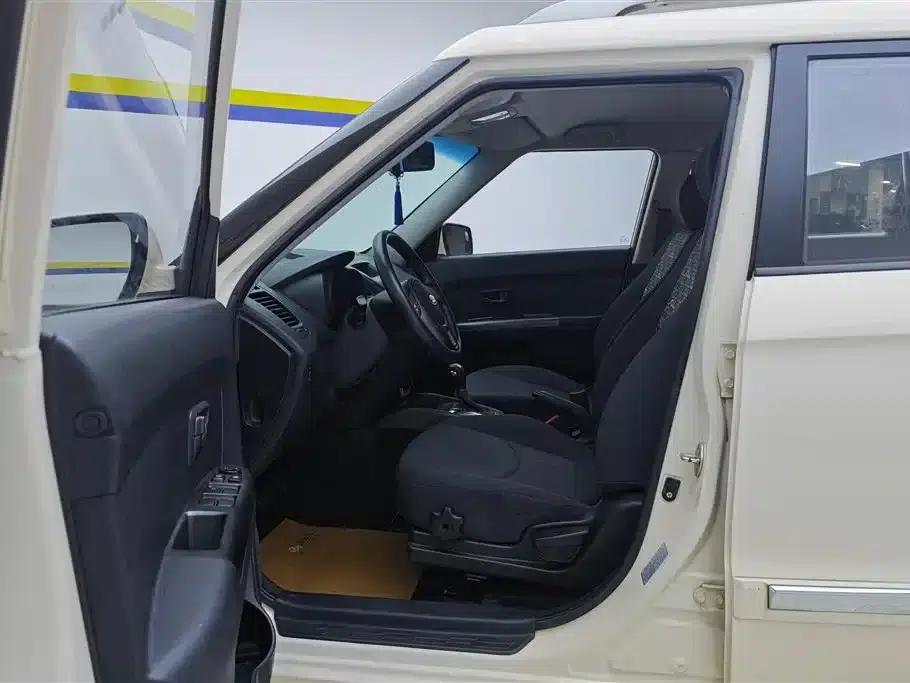 2013 Volkswagen Soul 1.6L AT GL — миниатюра 9