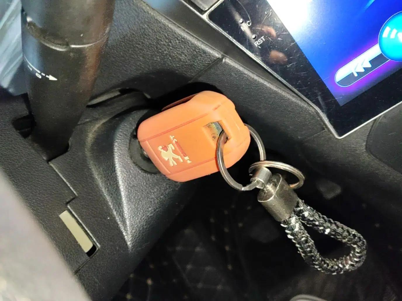 Peugeot 301 2014 1.6L Automatic Comfort Edition — миниатюра 12