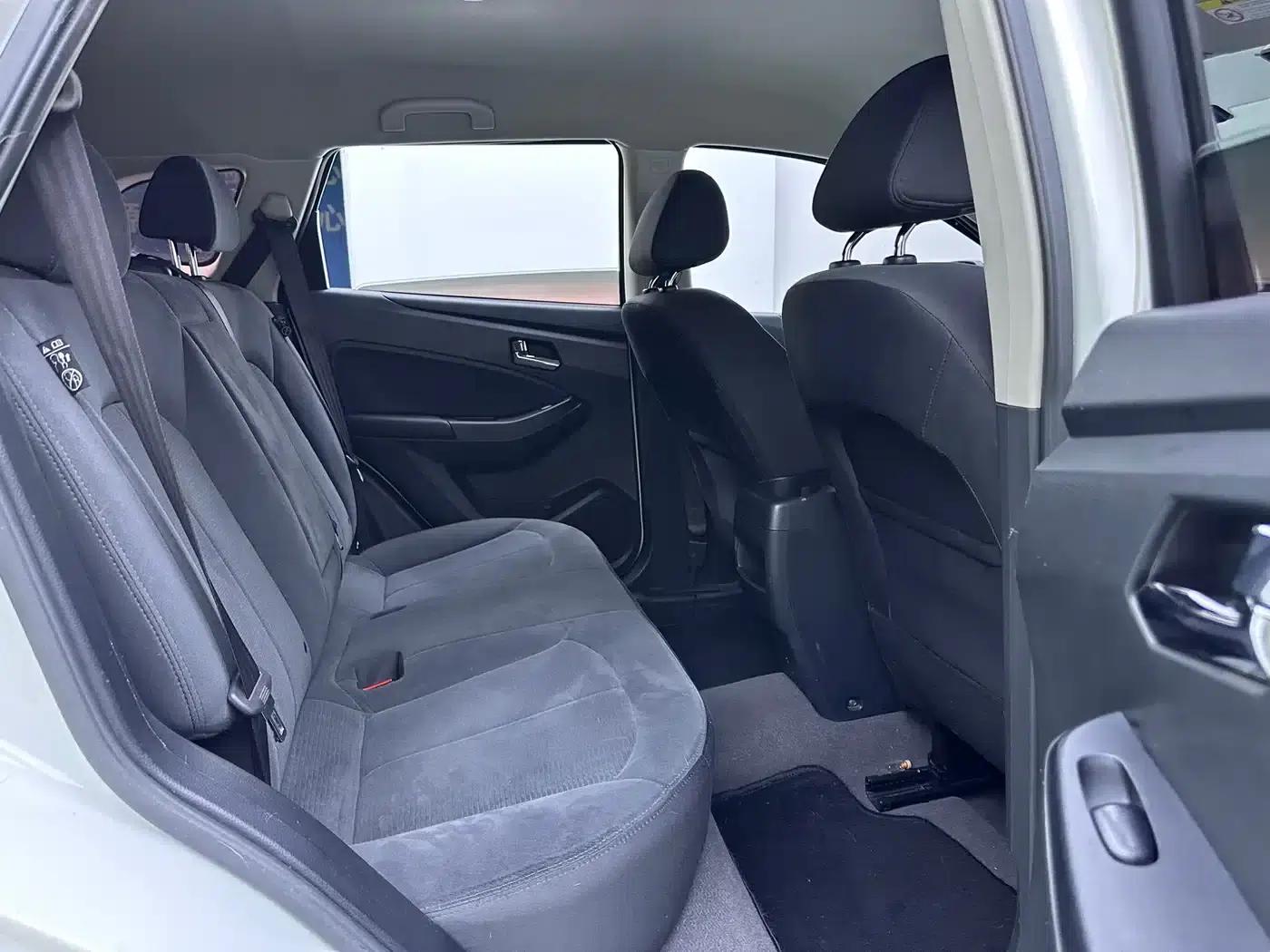 Venucia T70 2015 2.0L CVT Smart Edition — миниатюра 11