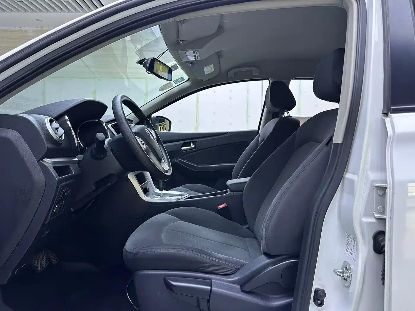 Venucia T70 2015 2.0L CVT Smart Edition — миниатюра 8