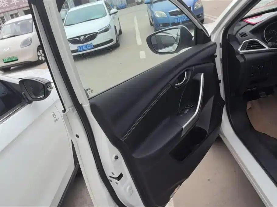Venucia T90 2017 2.0L CVT Smart Edition — миниатюра 7
