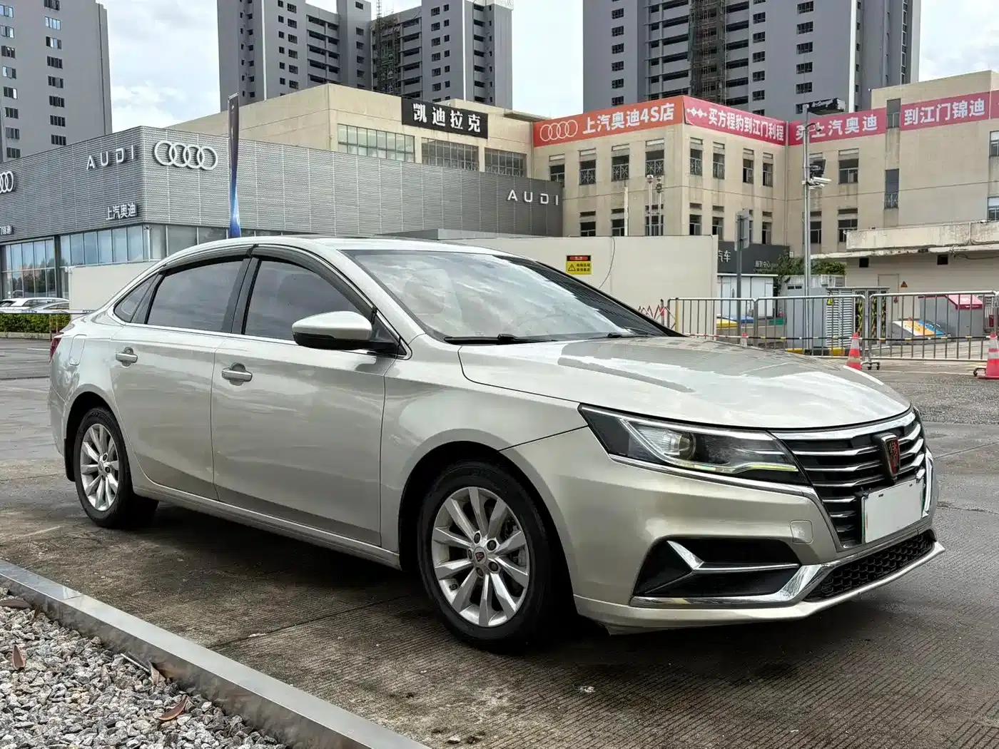 Roewe i6 New Energy 2017 45T Hybrid Connected Smart Edition — миниатюра 3