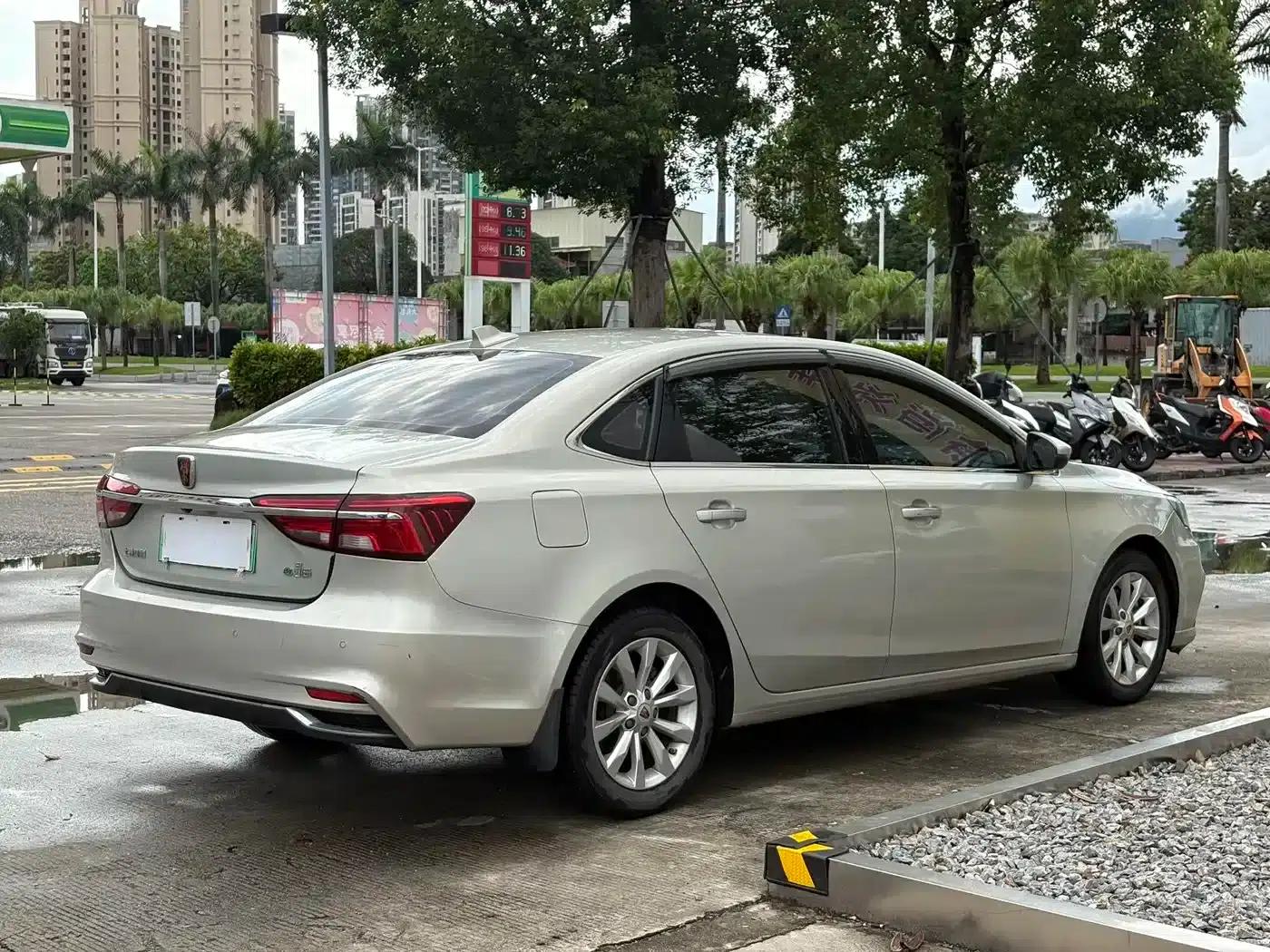 Roewe i6 New Energy 2017 45T Hybrid Connected Smart Edition — миниатюра 10