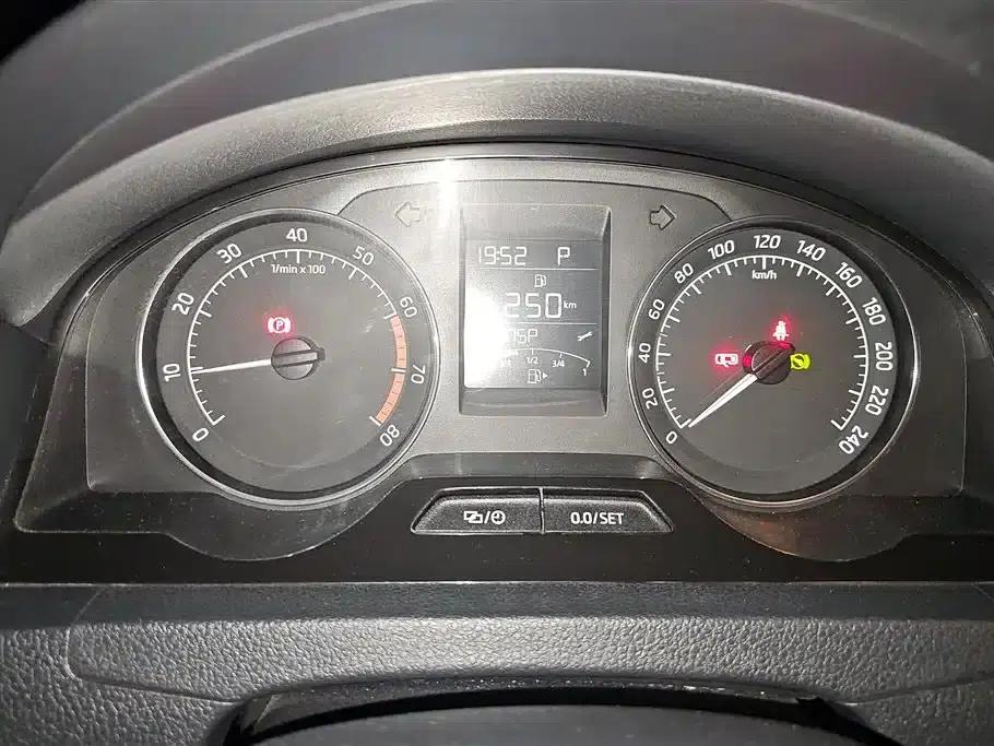 Rapid 2014 1.6L Automatic Enjoy Edition — миниатюра 14