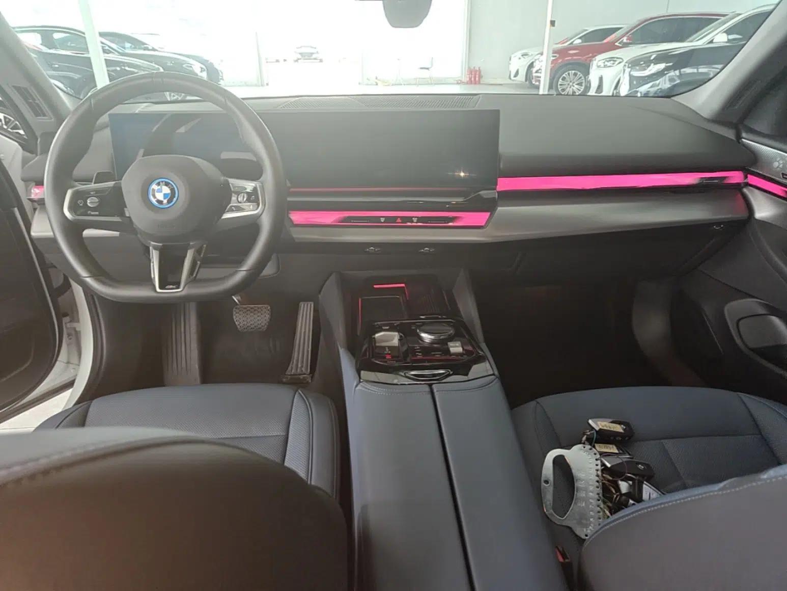 BMW i5 2024 eDrive 35L Luxury Model with M Sport Package — миниатюра 13