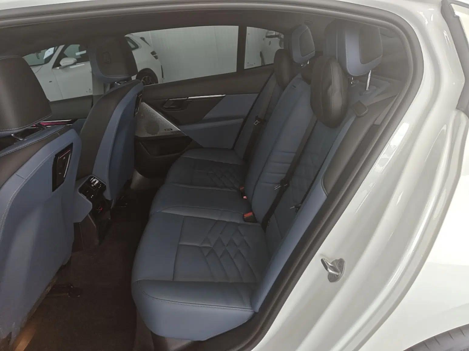 BMW i5 2024 eDrive 35L Luxury Model with M Sport Package — миниатюра 20