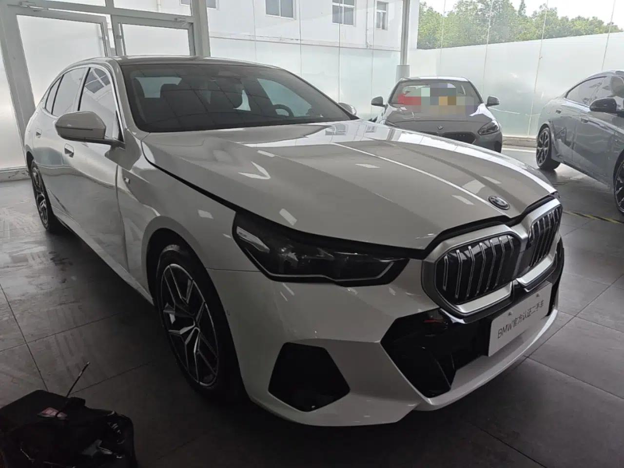 BMW i5 2024 eDrive 35L Luxury Model with M Sport Package — миниатюра 3