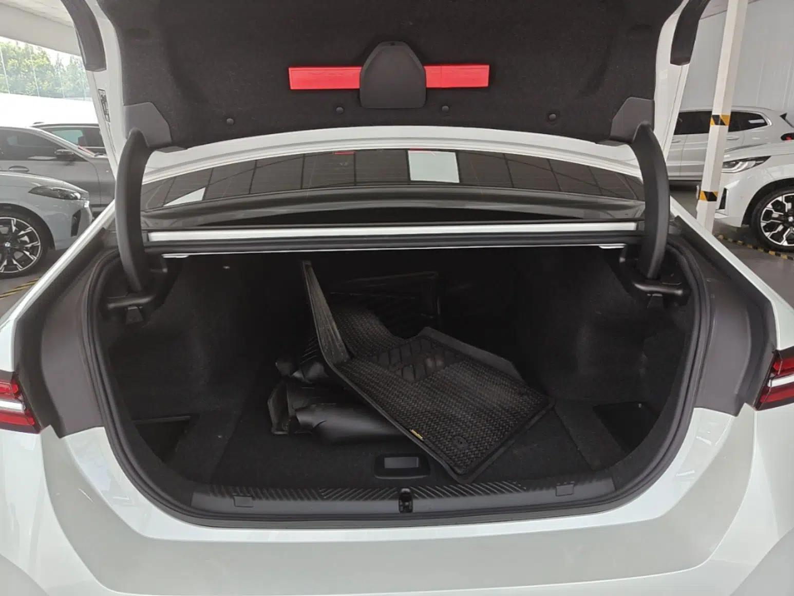 BMW i5 2024 eDrive 35L Luxury Model with M Sport Package — миниатюра 22