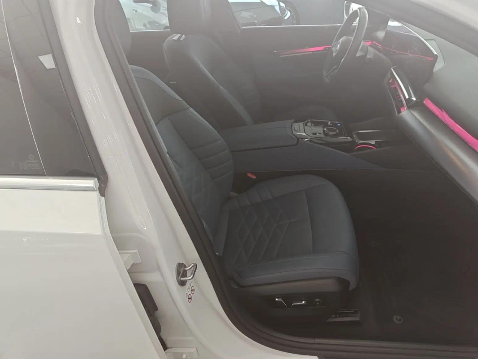 BMW i5 2024 eDrive 35L Luxury Model with M Sport Package — миниатюра 23