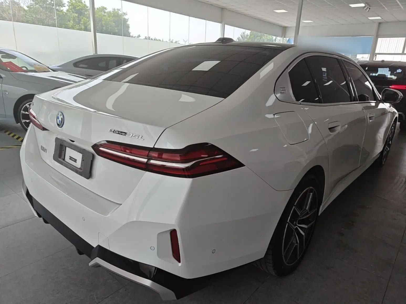 BMW i5 2024 eDrive 35L Luxury Model with M Sport Package — миниатюра 6