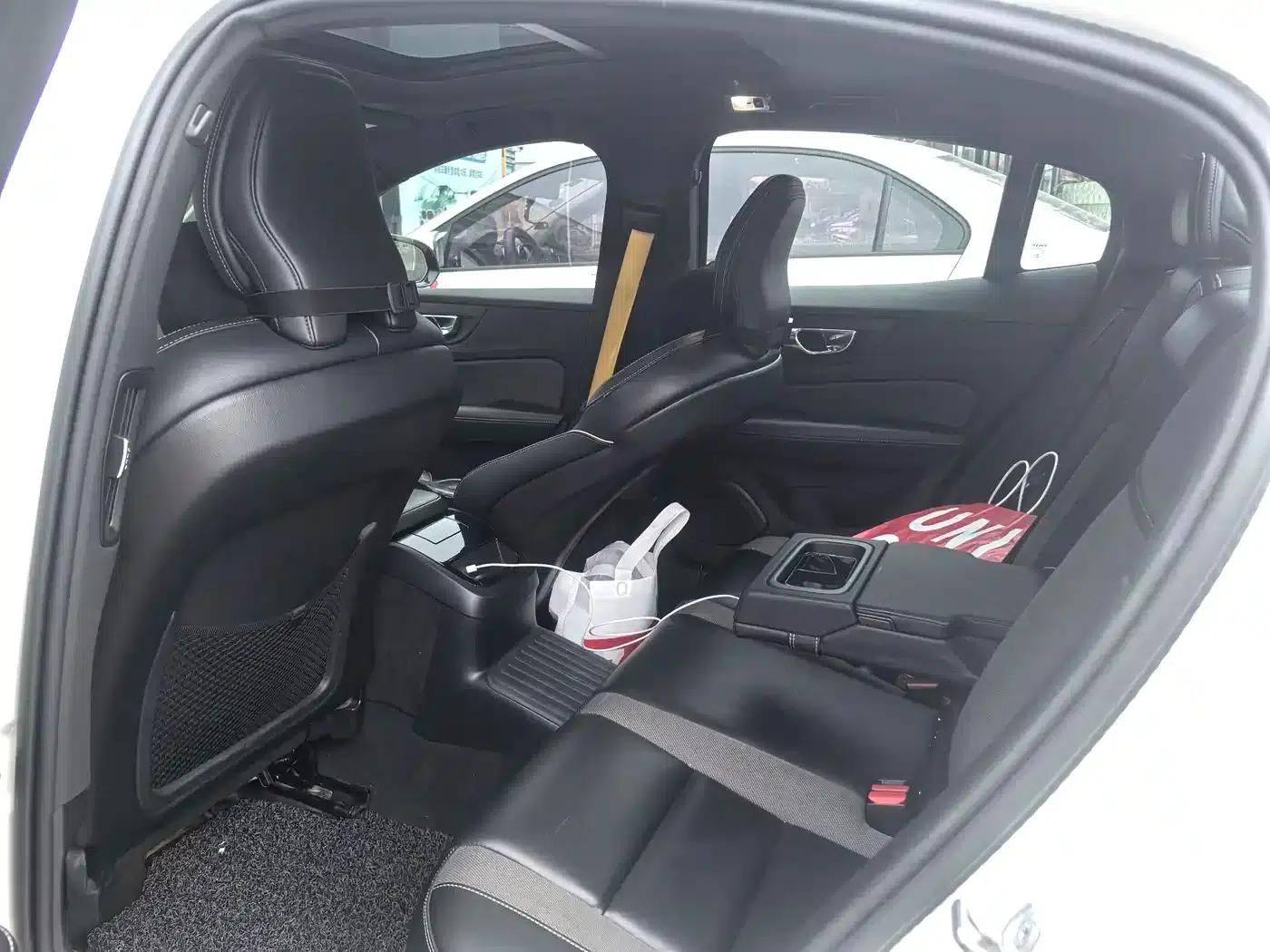 2020 Volvo S60 Plug-in Hybrid T8 E-Drive Hybrid AWD Inscription Sport Edition — миниатюра 2