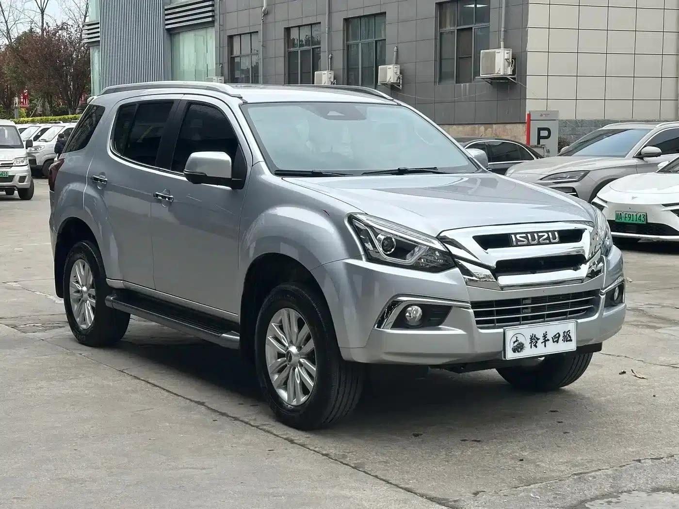 2022 mu-X Ranger 2.0T Gasoline Automatic 4WD Enjoyable 7-Seater — миниатюра 3