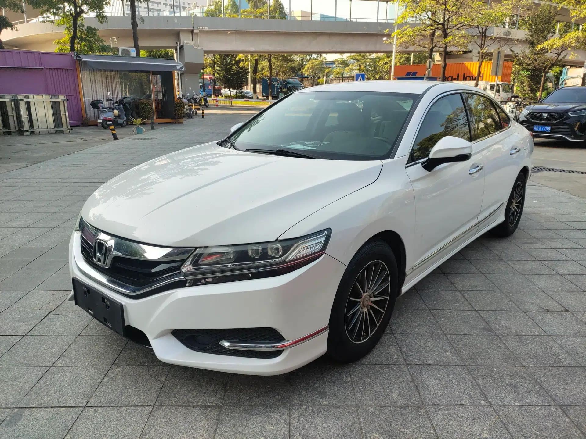 Honda Spirior 2015 2.0L Luxury Edition — миниатюра 1