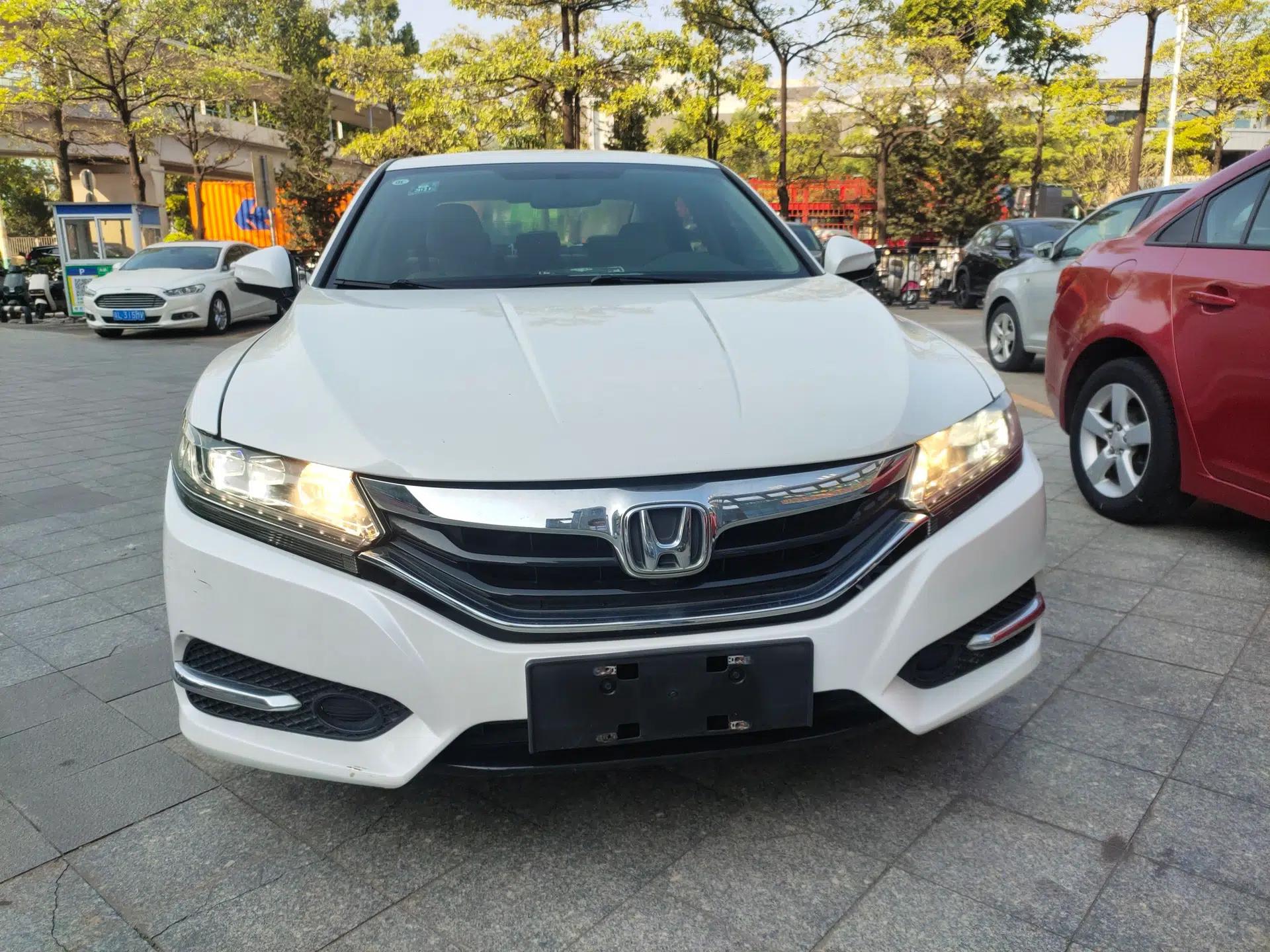 Honda Spirior 2015 2.0L Luxury Edition — миниатюра 2