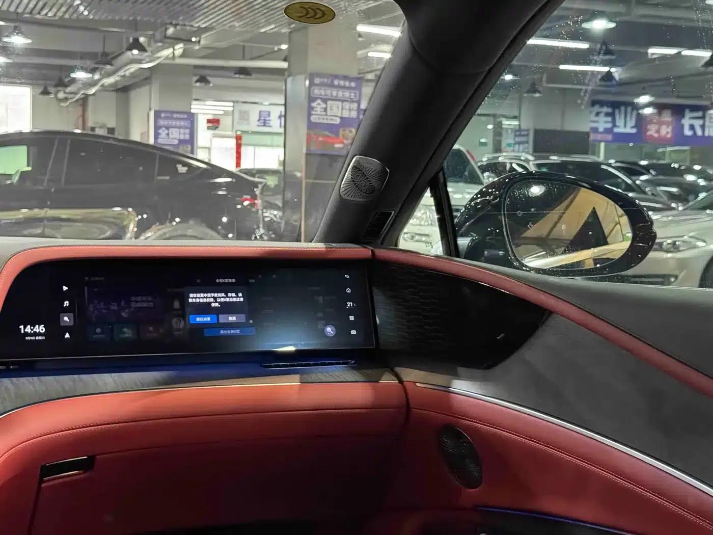 Looking up at the U7 2025 EV five-seater luxury edition — миниатюра 13