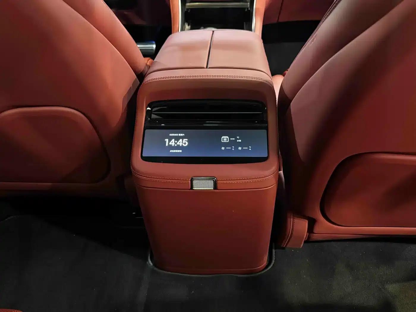 Looking up at the U7 2025 EV five-seater luxury edition — миниатюра 17