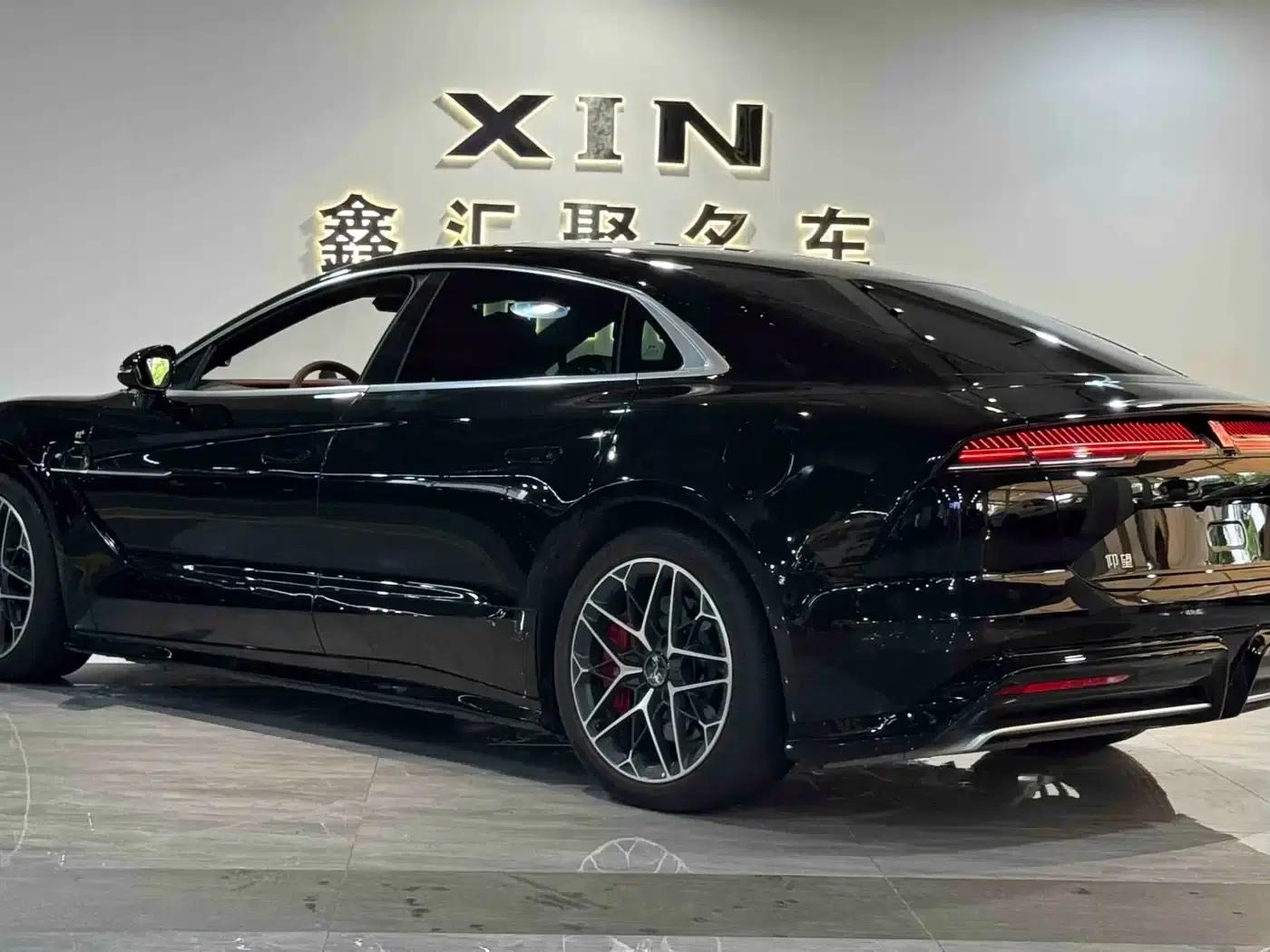 Looking up at the U7 2025 EV five-seater luxury edition — миниатюра 7