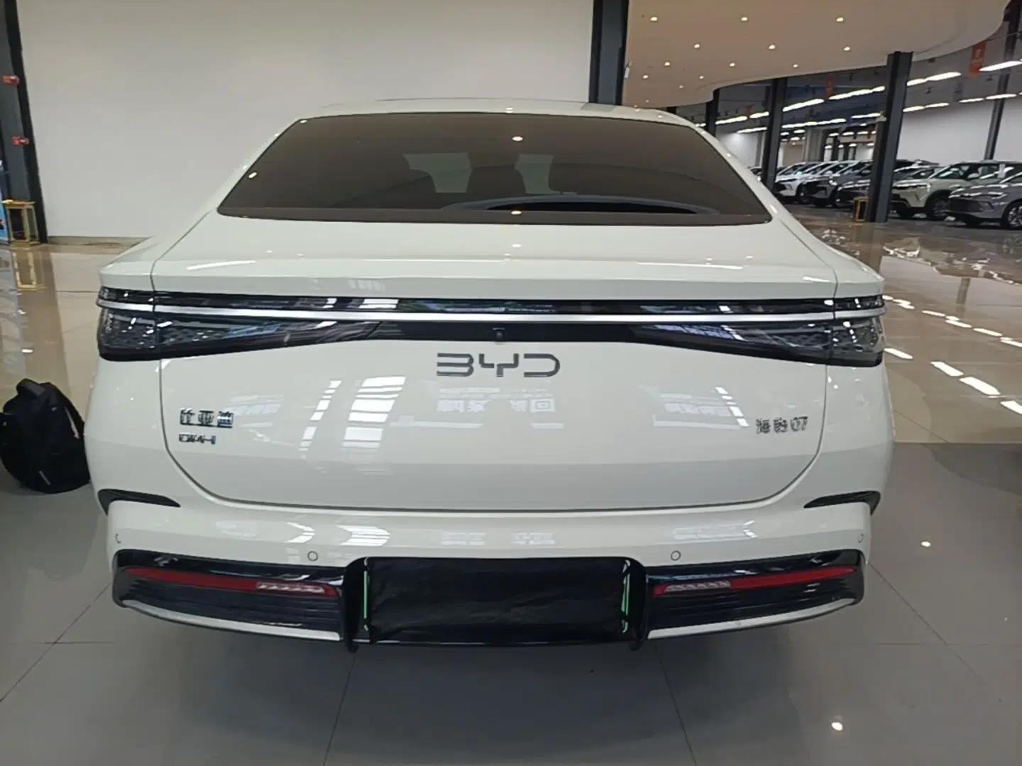 BYD Seal 07 DM-i 2025 DM-i 1.5L 125km Luxury Model — миниатюра 5