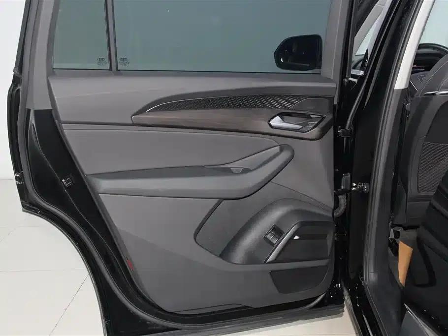 Audi Q6 2024 40 TFSI quattro Cloud View Edition, Feathered Forest Package, 7-seater — миниатюра 24
