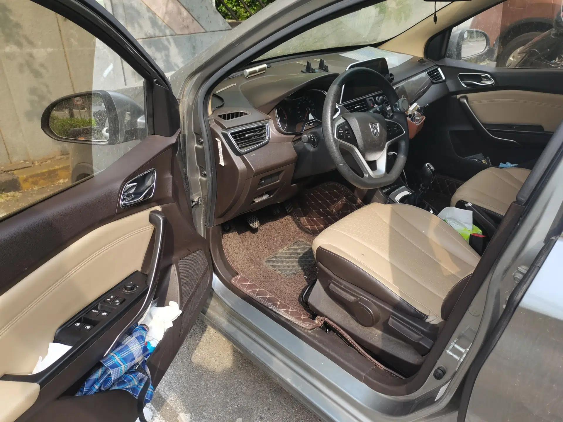 Baojun 310W 2017 1.5L Manual Fashion Model China V — миниатюра 19
