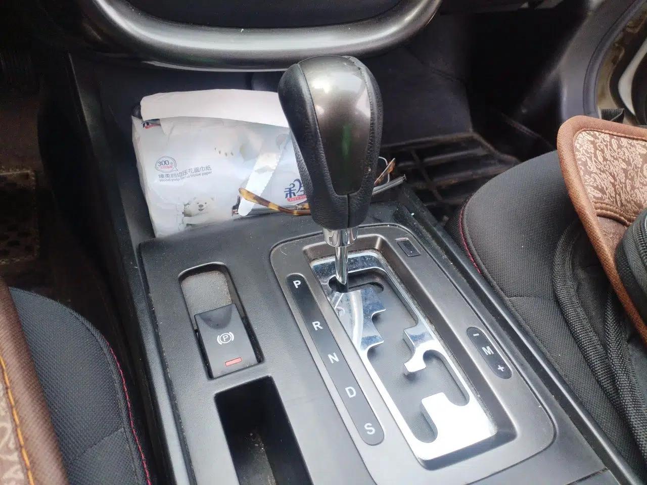 Bestune X80 2015 2.0L Automatic Comfort Anniversary Edition — миниатюра 15