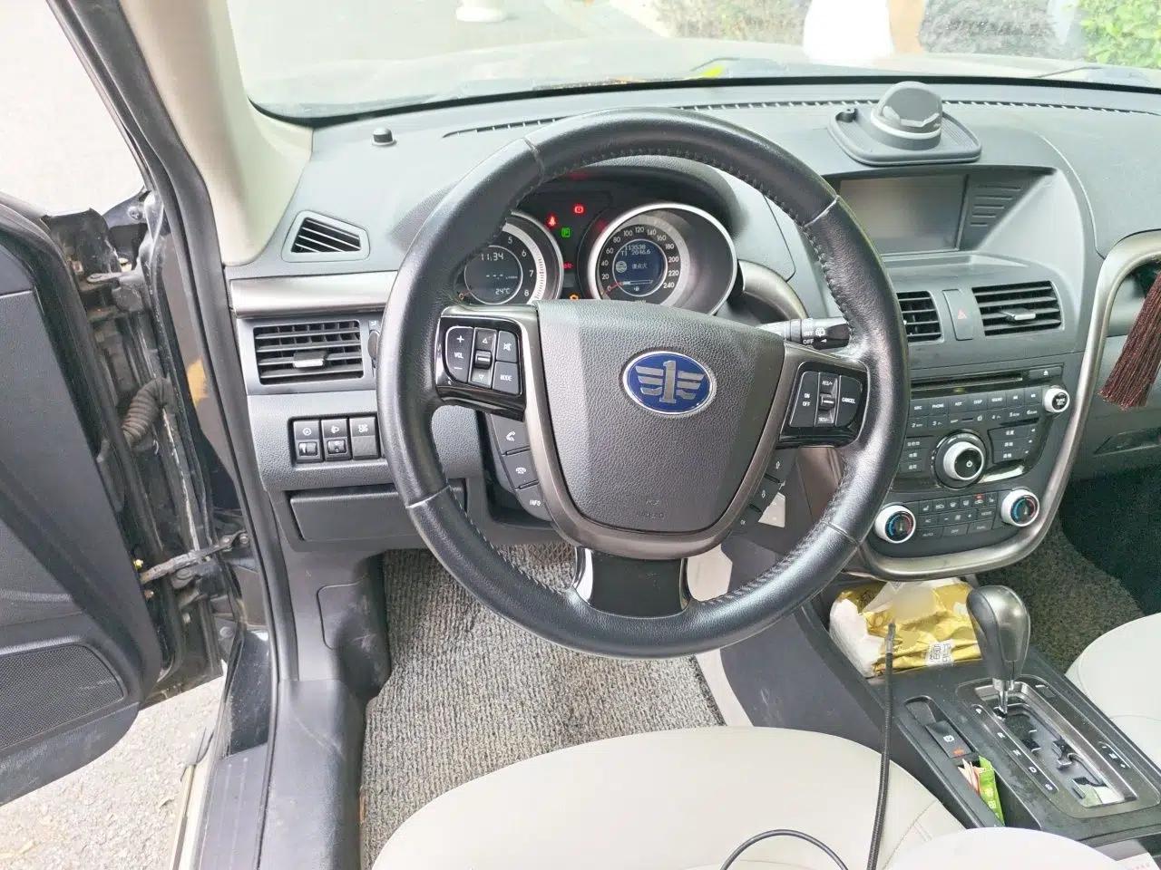 Bestune X80 2015 2.0L automatic luxury version — миниатюра 11