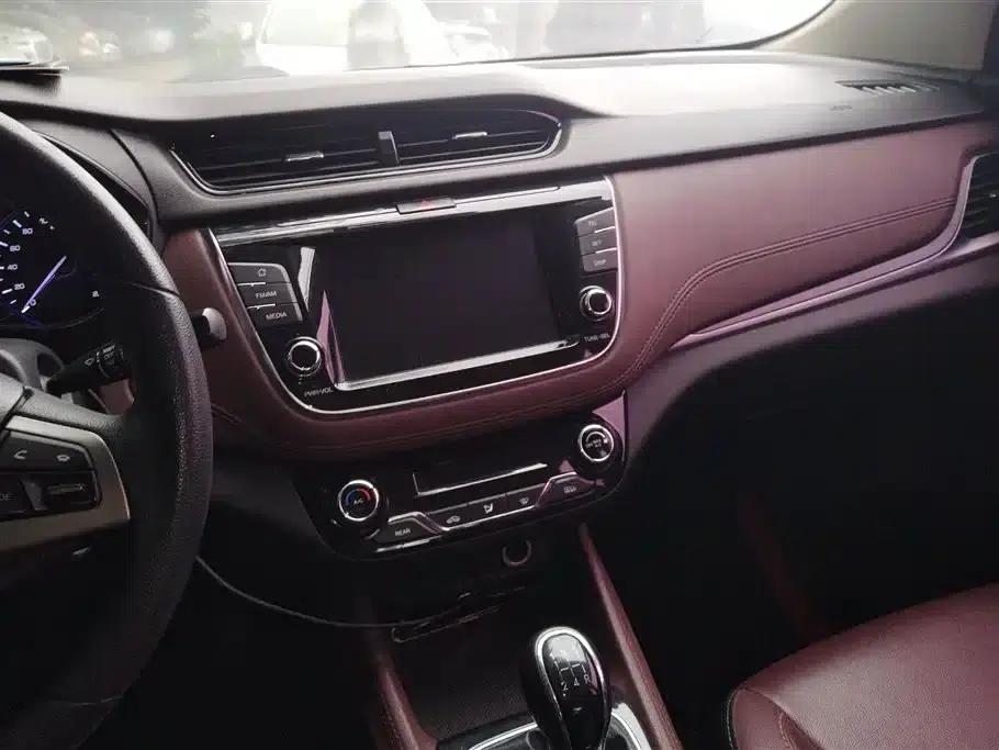 Lingxuan 2017 1.6L Manual Happiness Edition — миниатюра 12