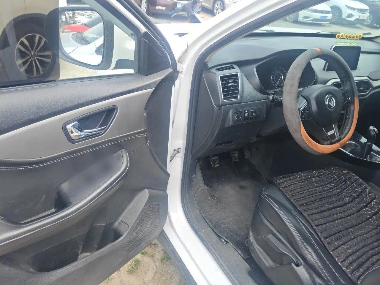 Dongfeng Fengon S560 2018 1.8L Manual Urban Model 5 Seats — миниатюра 17