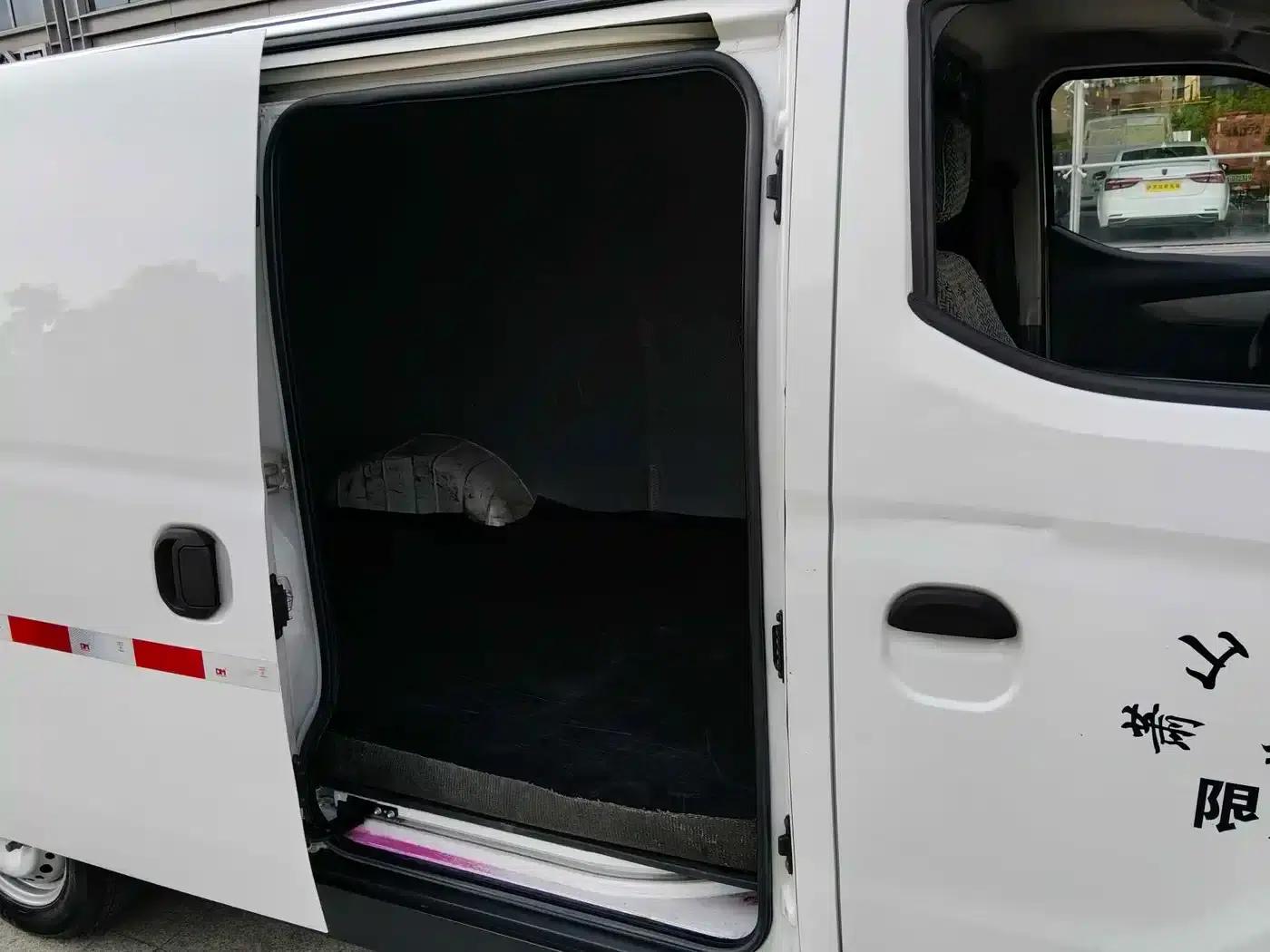 Maxus EV30 2022: Pure Electric Intelligent Logistics Expert - Long Wheelbase Guoxuan — миниатюра 16