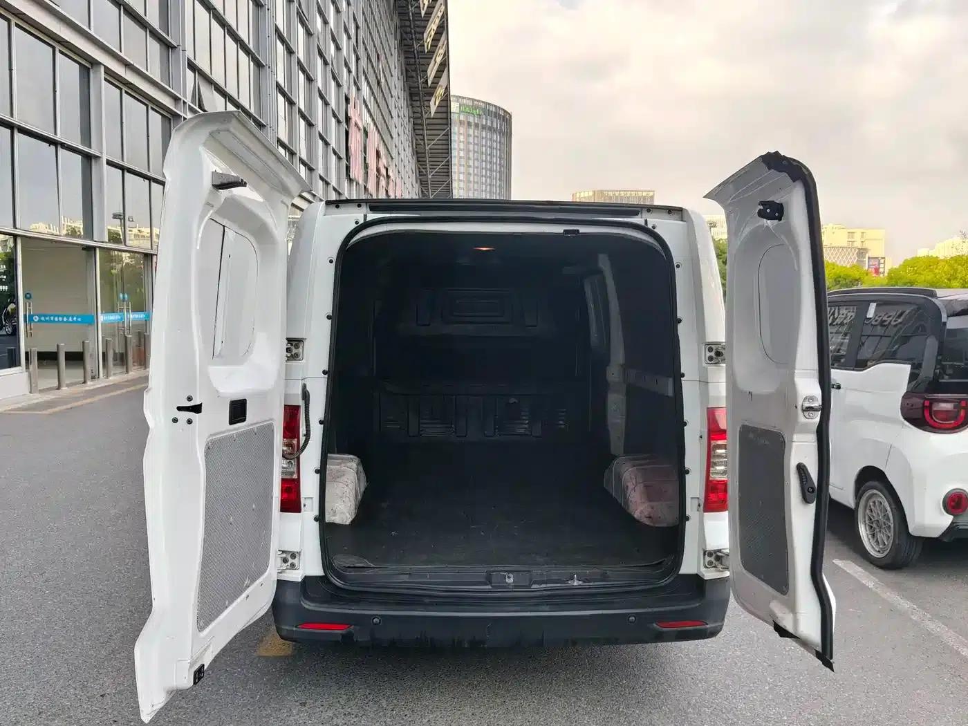Maxus EV30 2022: Pure Electric Intelligent Logistics Expert - Long Wheelbase Guoxuan — миниатюра 6