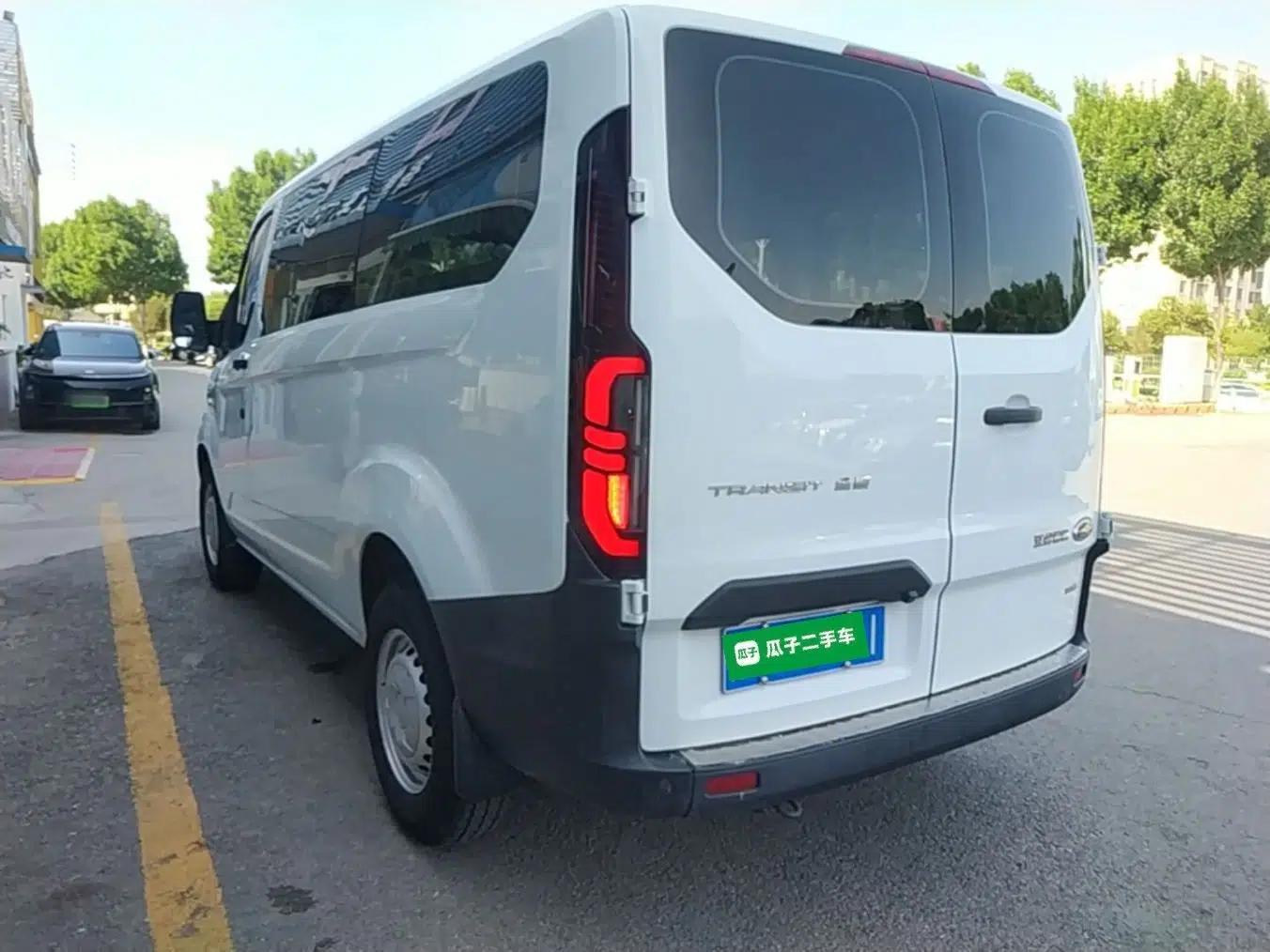 Ford Transit 2023 2.0T Diesel Manual Multifunction Commercial Vehicle Short Wheelbase Low Roof 5/6 Seats — миниатюра 4